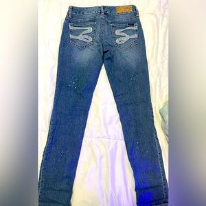 Size 27 jeans. Seven brand. Stretchy material. Skinny/low cut jeans